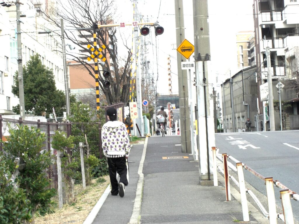 日本の歩道を歩く難民